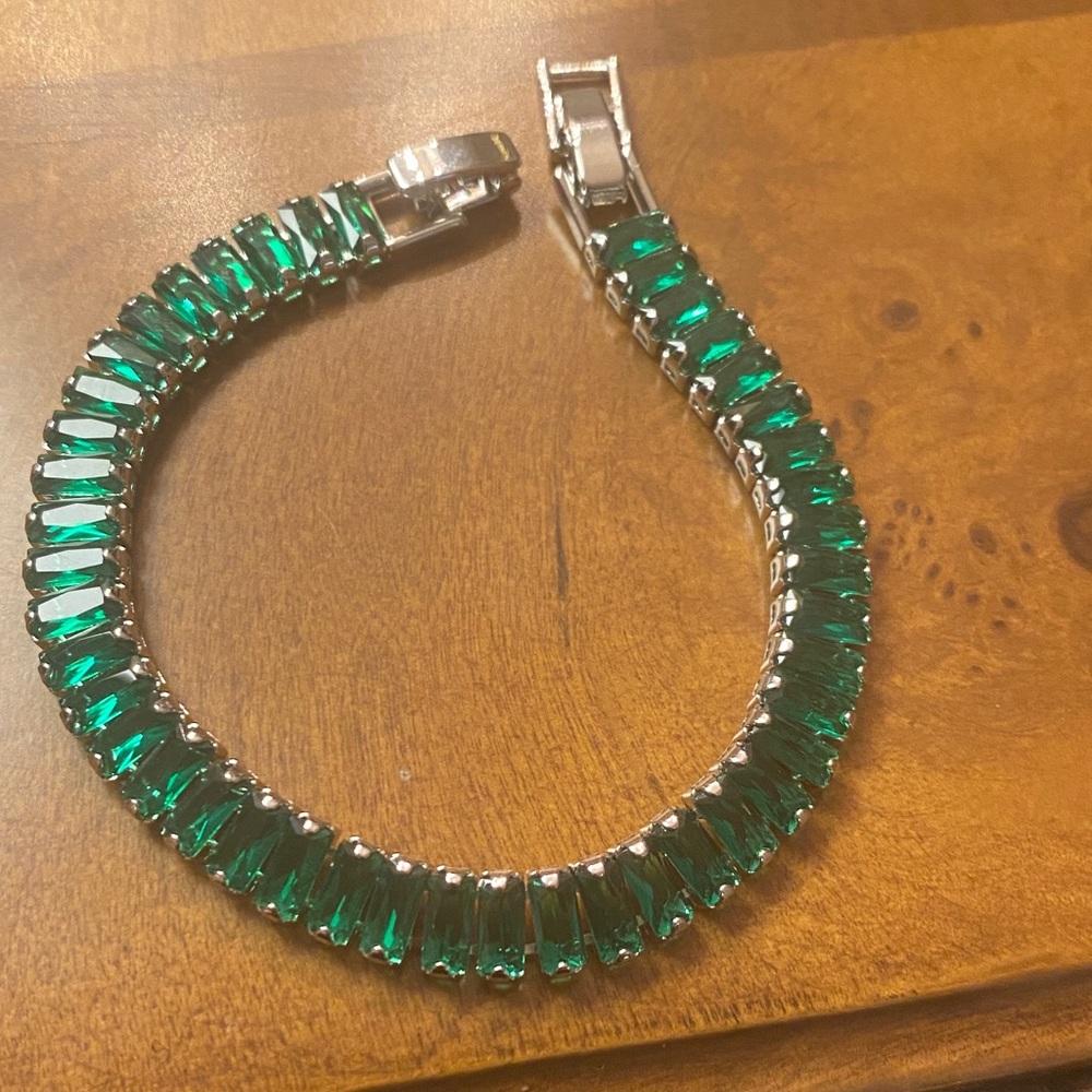 Elegant Green Bracelet